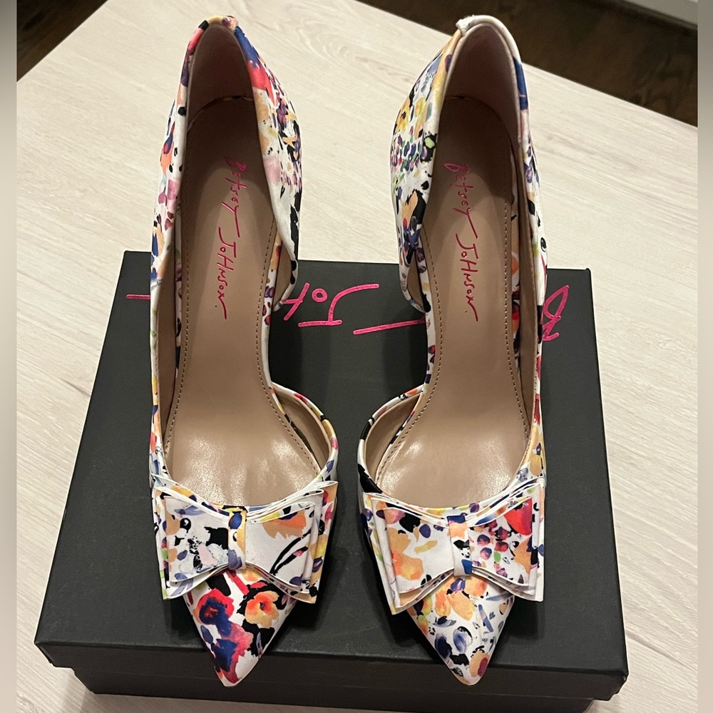 Betsey Johnson | White Floral Heel | 9